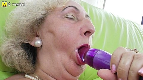 Mature Grandma Playing With A Purple Dildo - MatureNL