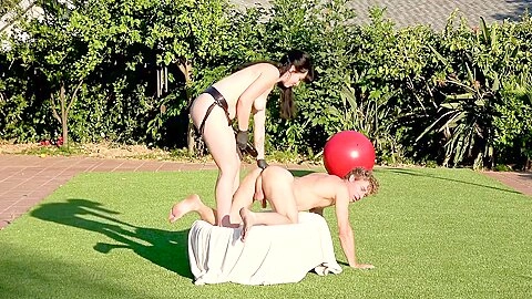 Strapon Fucked Outside Where The Neighbors Can - Siouxsie Q And Michael Vegas