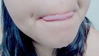 Feia se masturbando, spit asmr lips closeup